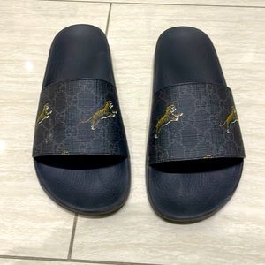 Barley used, size 8 “GUCCI GG SUPREME TIGERS SLIDE SANDLE”.